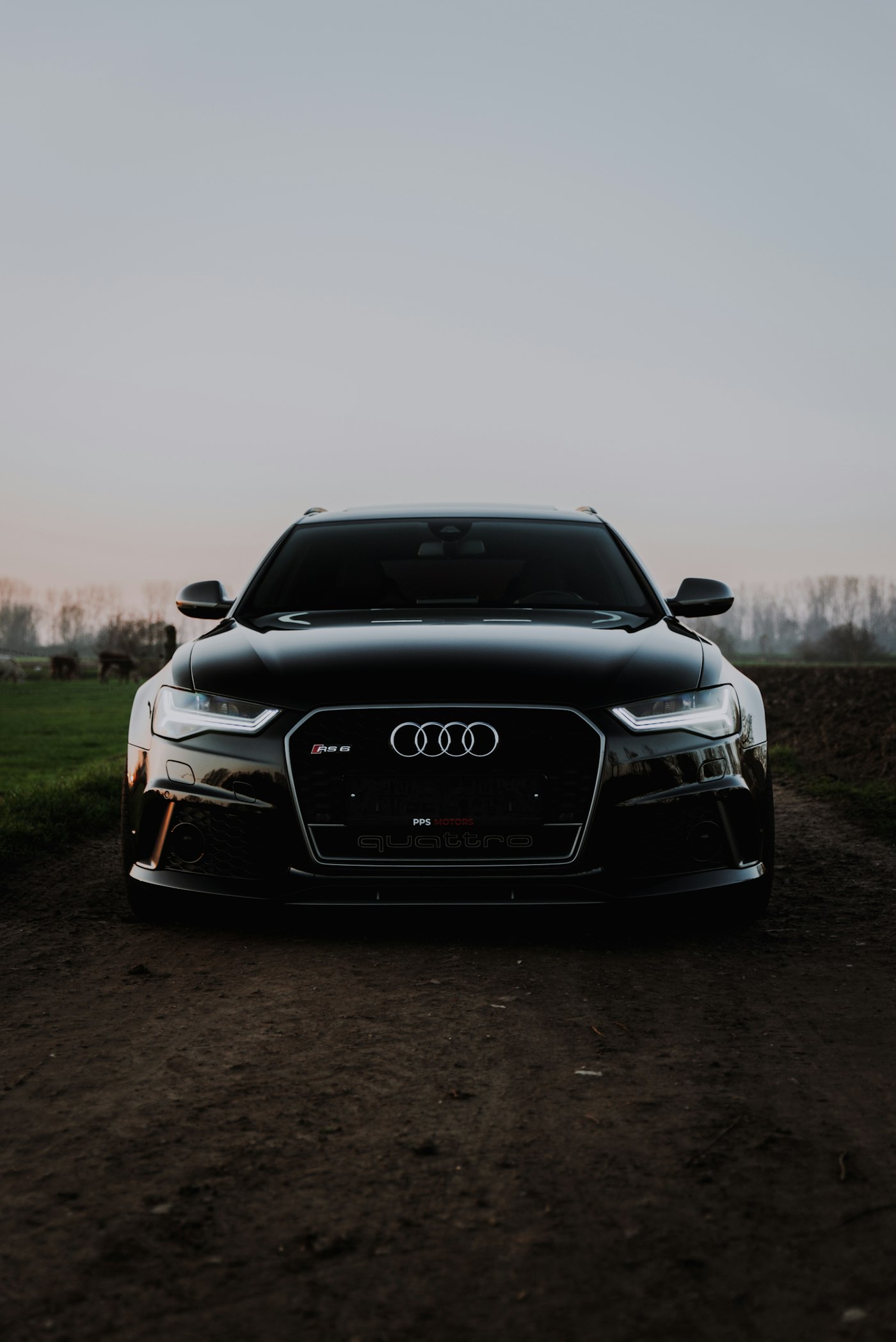 Audi RS cinza escuro com postura baixa e detalhe de jante