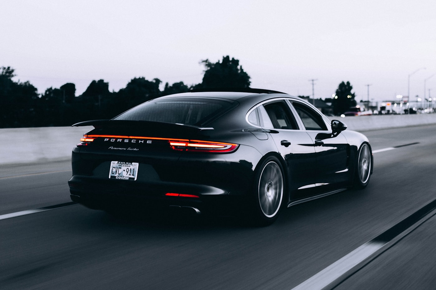 Porsche 911 prateado com preparação estética premium